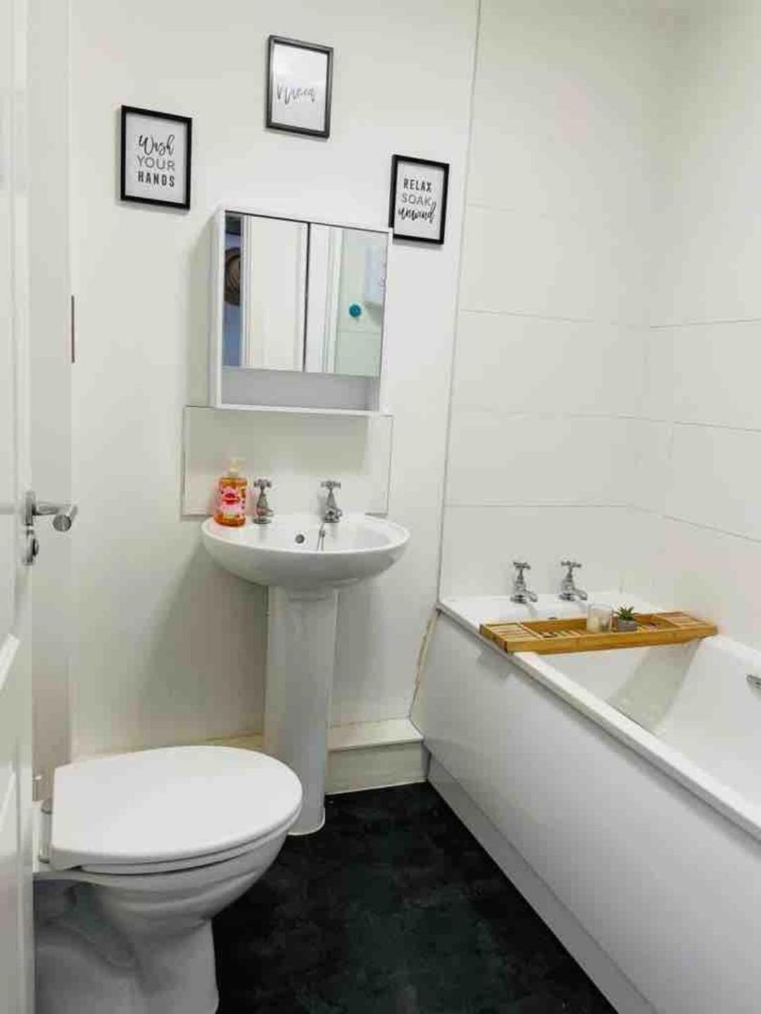 2 Bed Self Contained Apartment เร็กซ์แฮม ภายนอก รูปภาพ